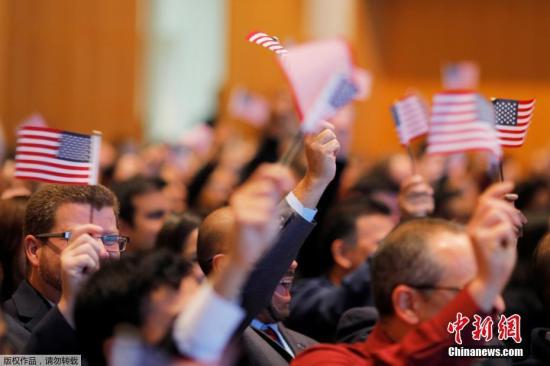当地时间2017年2月8日，美国波士顿，200多名移民参加入籍仪式，正式成为美国公民。