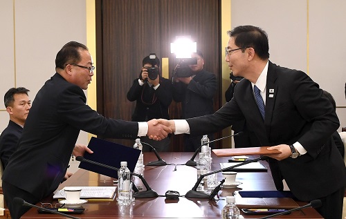 1月17日，在板门店韩方一侧的“和平之家”，朝方代表团团长、朝鲜祖国和平统一委员会副委员长田钟秀(左)与韩方代表团团长、韩国统一部副部长千海成握手。