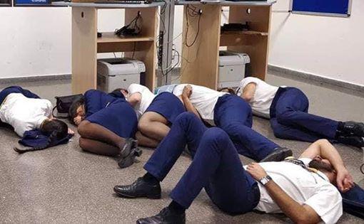 图为引发网络热议的空姐与机师睡地板照片。（脸书）