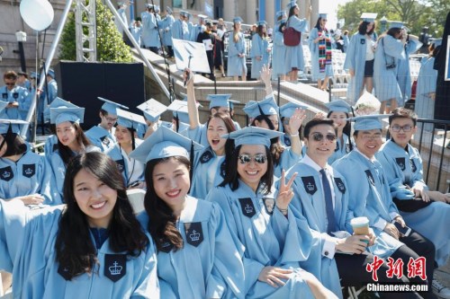"当地时间5月17日，哥伦比亚大学毕业典礼上的中国留学生。当日，纽约哥伦比亚大学在校园举行毕业典礼，15000余名学生学成毕业。