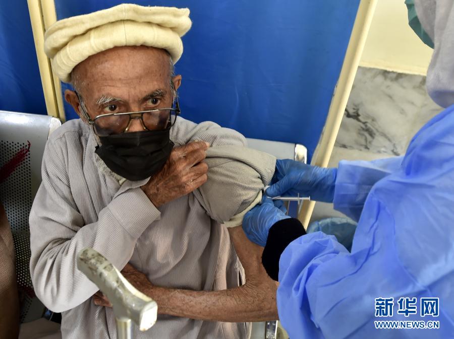 巴基斯坦为60岁及以上民众接种新冠疫苗