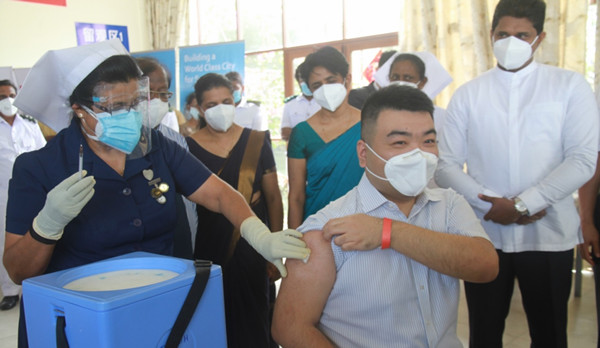“春苗”正式“播种” 在斯里兰卡中国公民接种国产新冠疫苗