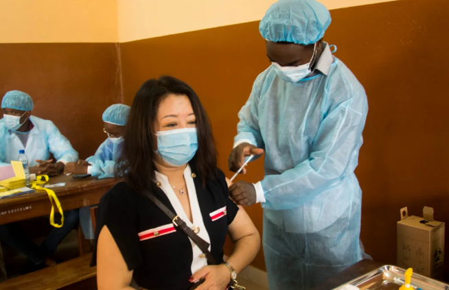 “春苗行动”在贝宁启动 中国公民接种国产新冠疫苗