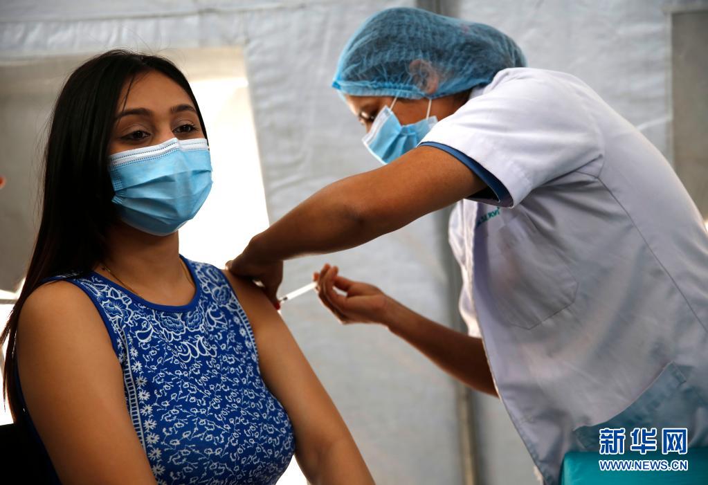尼泊尔民众踊跃接种中国援助新冠疫苗