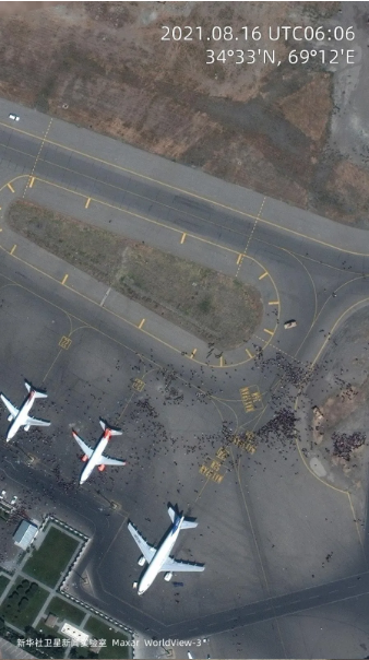 卫星直击“喀布尔时刻”：人群涌入机场跑道