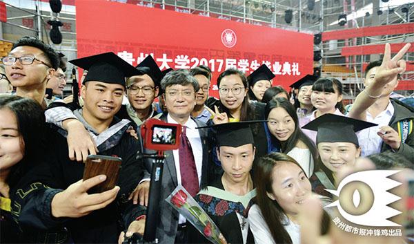 毕业生围绕着郑强拍照。