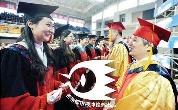 郑强向毕业生颁发学位证书。