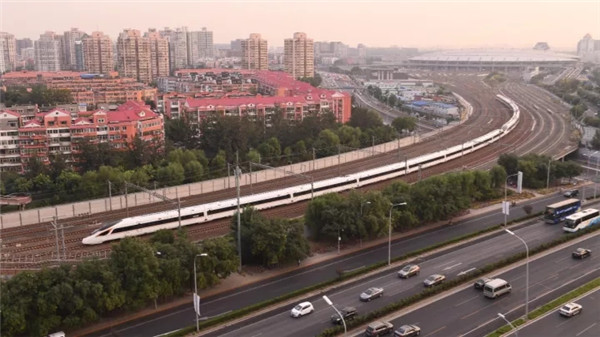 　9月21日，一列“复兴号”列车驶出北京南站。新华社记者 李贺 摄.jpg