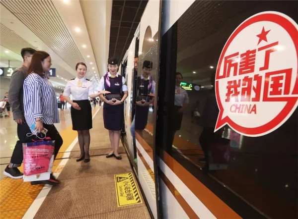 9月21日，G2次“复兴号”列车乘务员在上海虹桥站迎候旅客上车。新华社记者 陈飞 摄.jpg