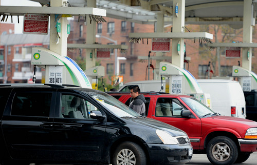 2012年11月10日，车辆在美国纽约皇后区一座加油站前排队加油