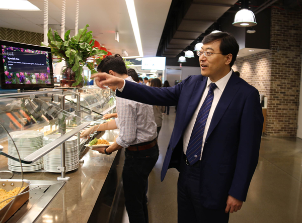 伊利集团董事长兼总裁潘刚参访谷歌食堂