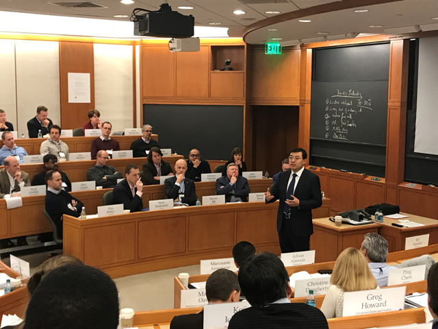 伊利集团董事长兼总裁潘刚在哈佛大学为全球40多个国家180位企业高管授课