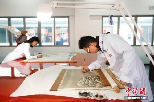 文物修复人员在故宫文物医院工作
