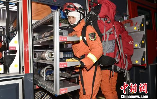 昌吉州消防部门正在检查救援设备