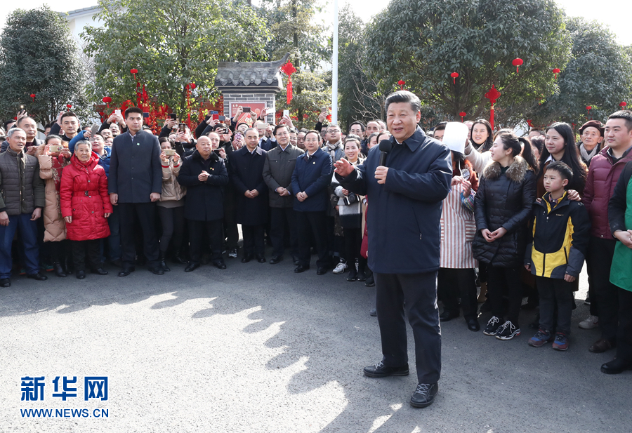 2月12日上午，习近平在成都市郫都区战旗村考察时向群众拜年，祝愿全国各族人民新春快乐、阖家幸福。