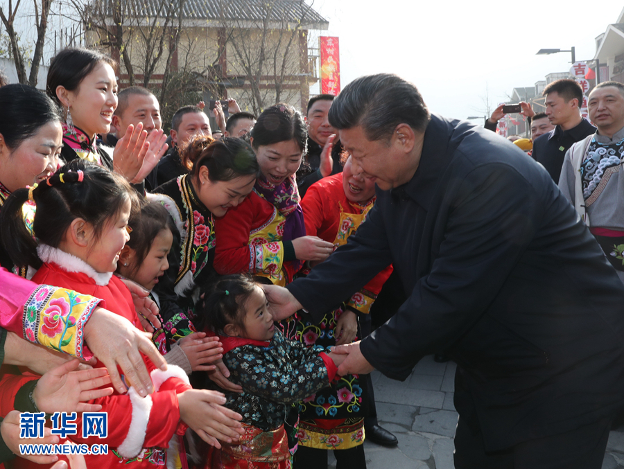 2月12日上午，习近平在阿坝藏族羌族自治州汶川县映秀镇看望慰问群众。