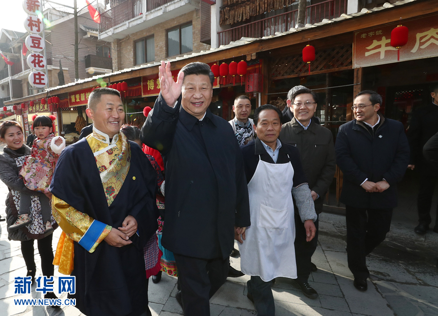 2月12日上午，习近平在阿坝藏族羌族自治州汶川县映秀镇场镇考察。