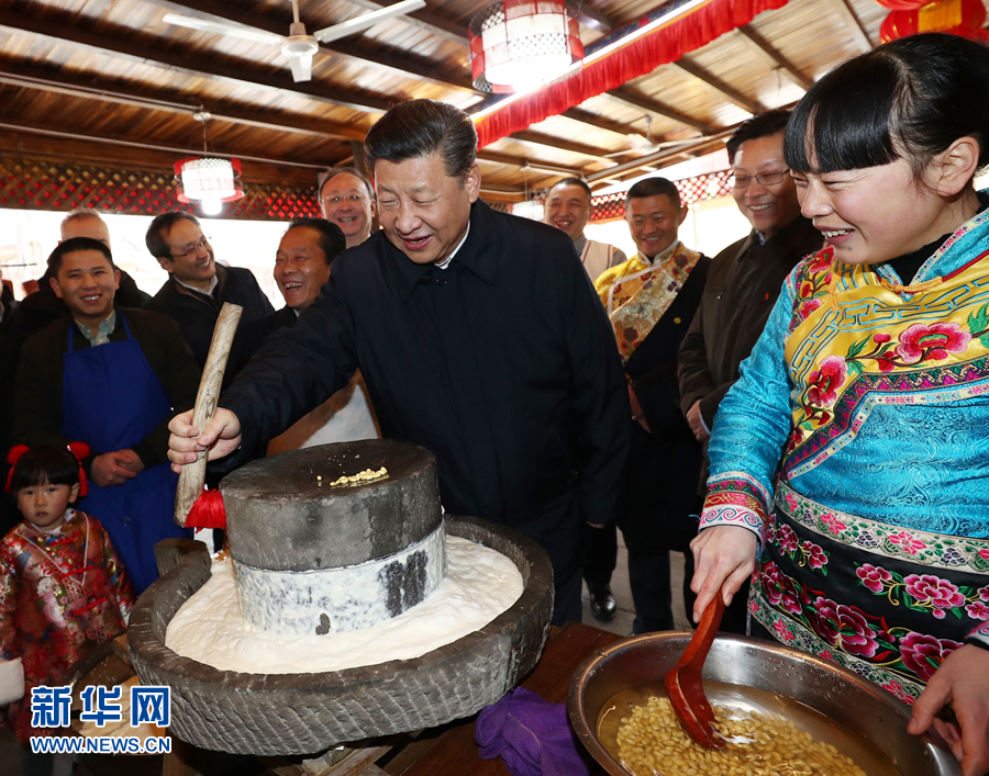 2月12日上午，习近平在阿坝藏族羌族自治州汶川县映秀镇考察时同居民群众一起磨豆花。