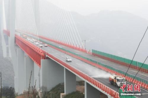 2月1日，养护车在北盘江大桥桥面上喷洒融雪剂。<span target='_blank' href='http://www.chinanews.com/'>中新社</span>记者 贺俊怡 摄