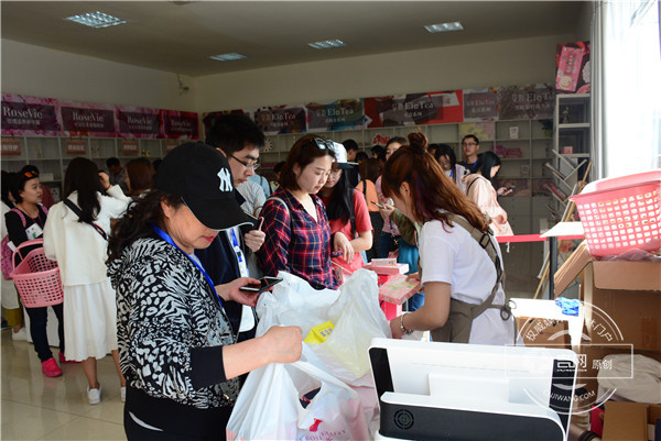 采访团成员纷纷购买玫瑰谷种出的玫瑰产品_副本.jpg 采访团成员纷纷购买玫瑰谷种出的玫瑰产品_副本.jpg