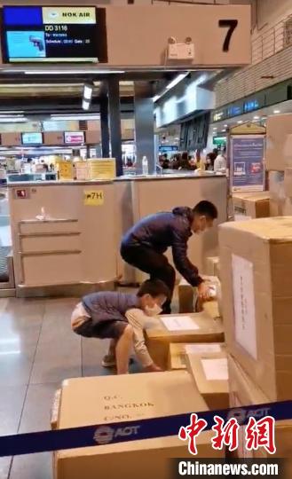 9岁的娃使出浑身力气搬运货物。　国网江苏电力供图 摄