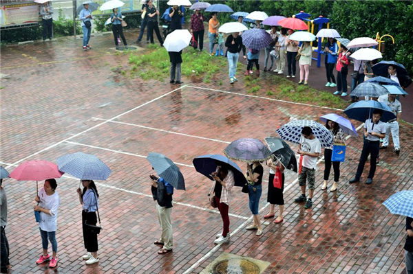2016年6月8日，经合肥森林海幼儿园前期资格审查合格的家长们在排队等候抽签摇号。 新华社记者刘军喜 摄.jpg