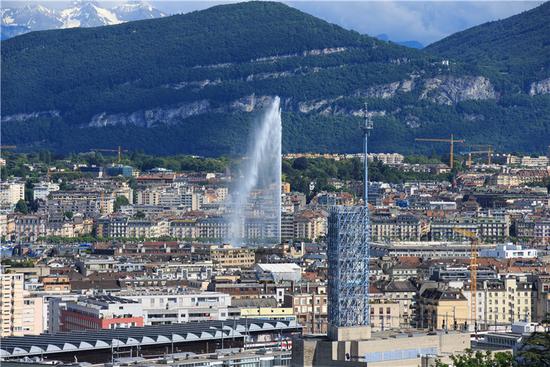 这是2016年6月17日拍摄的瑞士日内瓦的大喷泉，日内瓦湖上的大喷泉是日内瓦的象征。新华社记者 徐金泉 摄