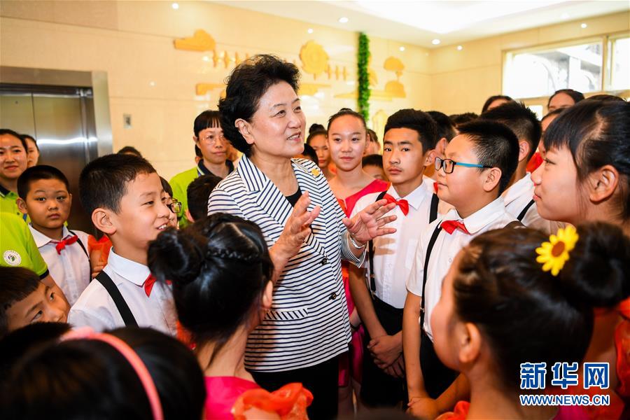 刘延东在呼伦贝尔市儿童福利院与孩子们在一起