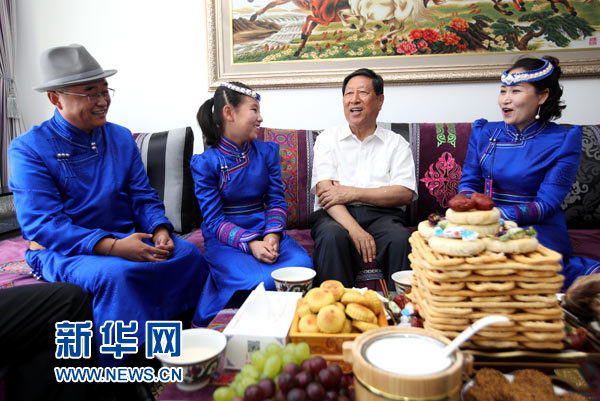 张平在蒙古族居民哈斯戈日乐(右一)家详细询问全家工作和生活情况