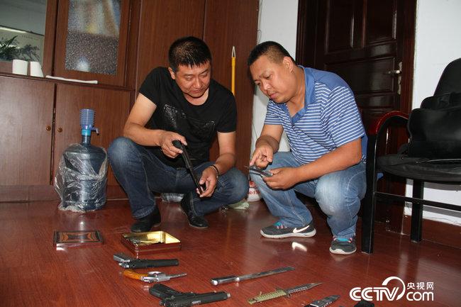 朱振龙同志在侦破金哲犯罪团伙中缴获的枪支及管制刀具