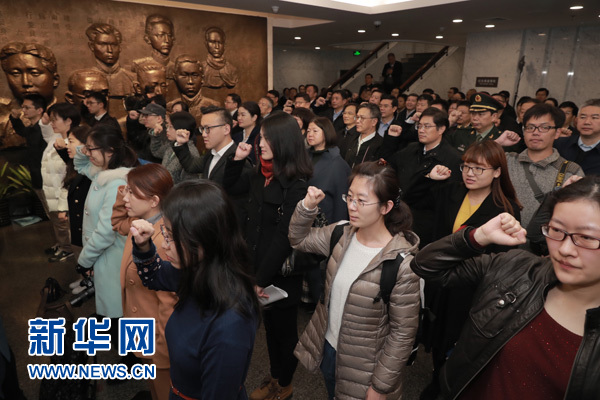 11月27日，在上海中共一大会址纪念馆，全体人员一同重温入党誓词。新华社发(海沙尔 摄)