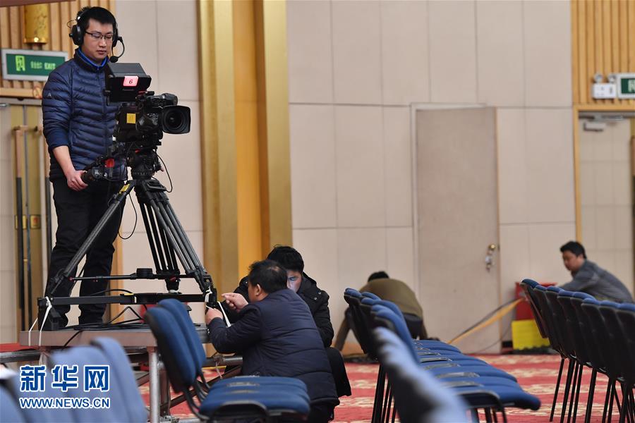 2月27日，工作人员在全国两会新闻中心的新闻发布厅内调试转播设备。新华社记者 李鑫 摄