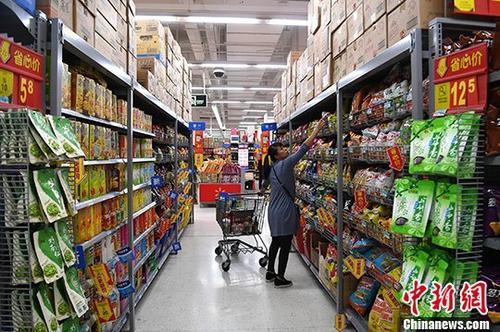 资料图：超市内，民众在选购食品。<span target='_blank' href='http://www.chinanews.com/'>中新社</span>记者 俞靖 摄