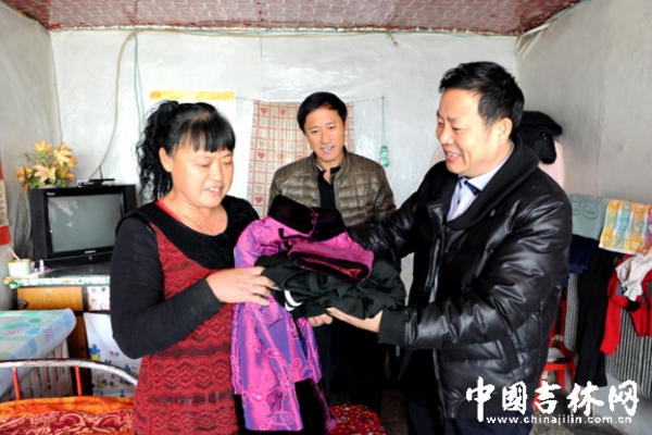 驻村干部台禄林将棉衣送到贫困村民家中