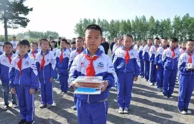 高速公路公安局双辽分局走进校园开展交通安全宣传和定点帮扶活动