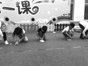 一二年级的孩子们正在比赛系鞋带 一二年级的孩子们正在比赛系鞋带