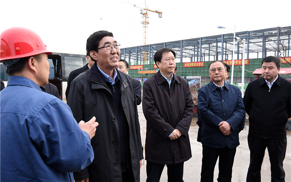 4月20日，省委书记巴音朝鲁在吉林市吉林精功碳纤维有限公司8000吨大丝束碳纤维项目地, 实地踏察项目现场。