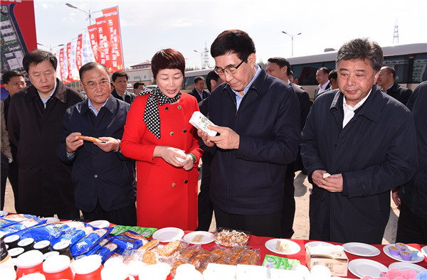 4月21日，省委书记巴音朝鲁在吉林市广泽乳品有限公司4万吨奶酪加工项目调研。