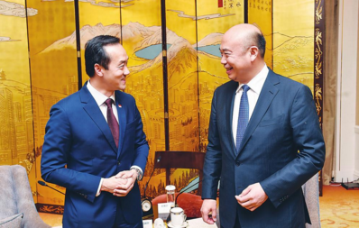 4月24日,省委副书记、省长刘国中在长春会见新加坡贸工部、国家发展部政务部部长许宝琨。 记者邹乃硕摄 4月24日,省委副书记、省长刘国中在长春会见新加坡贸工部、国家发展部政务部部长许宝琨。 记者邹乃硕摄