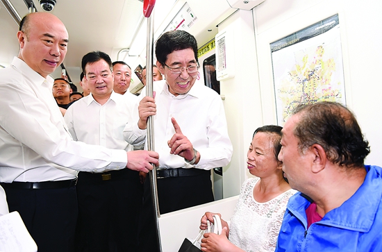 6月30日,省委书记巴音朝鲁、省长刘国中就长春市地铁1号线一期工程试运营通车情况进行调研。 6月30日,省委书记巴音朝鲁、省长刘国中就长春市地铁1号线一期工程试运营通车情况进行调研。