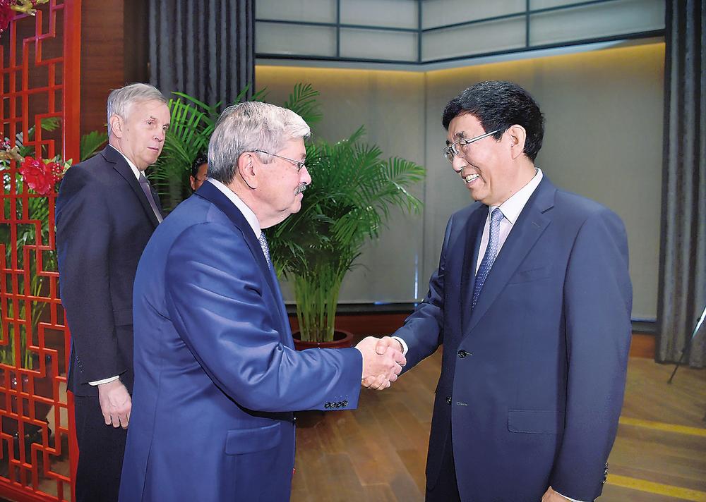 9月6日,省委书记巴音朝鲁在长春会见美国驻华大使泰里·布兰斯塔德一行。 9月6日,省委书记巴音朝鲁在长春会见美国驻华大使泰里·布兰斯塔德一行。