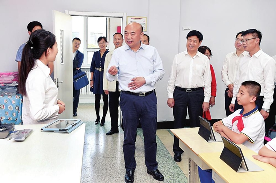 9月8日下午，省委副书记、省长刘国中来到长春市的中小学校和特殊教育学校，亲切看望慰问教师。