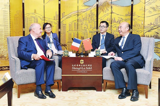 9月12日，省委副书记、省长刘国中在长春会见法国滨海夏朗德省省长多梅尼克·比瑟罗。