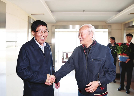 巴音朝鲁与吉林大学冯守华院士亲切交谈 巴音朝鲁与吉林大学冯守华院士亲切交谈