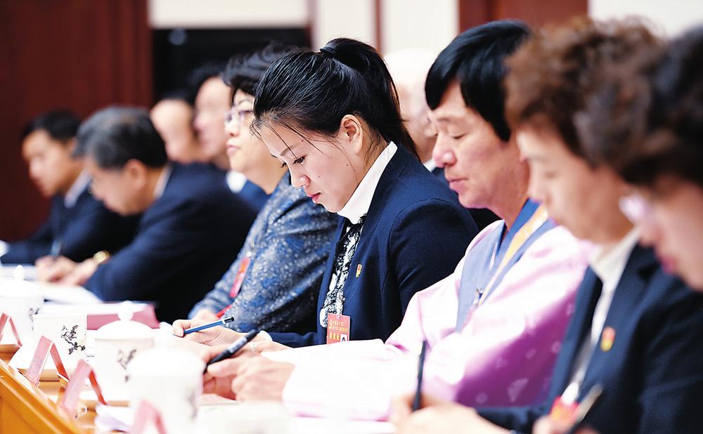 10月20日,吉林省代表在讨论中纪委报告和党章修正案时,一致表示赞同。 10月20日,吉林省代表在讨论中纪委报告和党章修正案时,一致表示赞同。