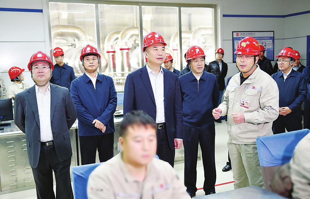 10月29日,省委副书记、省长刘国中到长春市就供热保障情况进行调研。 10月29日,省委副书记、省长刘国中到长春市就供热保障情况进行调研。