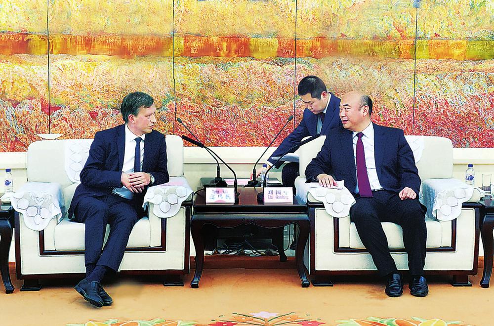 11月22日,省委副书记、省长刘国中在长春会见爱沙尼亚驻华大使高马腾 11月22日,省委副书记、省长刘国中在长春会见爱沙尼亚驻华大使高马腾