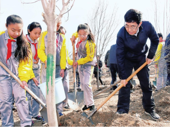 省委书记巴音朝鲁、省长景俊海、省政协主席江泽林等省领导来到长春市南溪湿地公园，与干部群众一同参加植树活动。