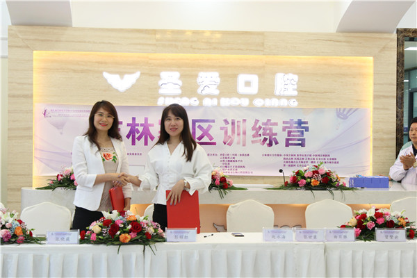 圣爱口腔与吉林融媒体大微平台战略签约,右为彭耀红、左为张薇薇.jpg 圣爱口腔与吉林融媒体大微平台战略签约,右为彭耀红、左为张薇薇.jpg