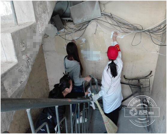 四通社区联合志愿者开展清理楼道卫生活动